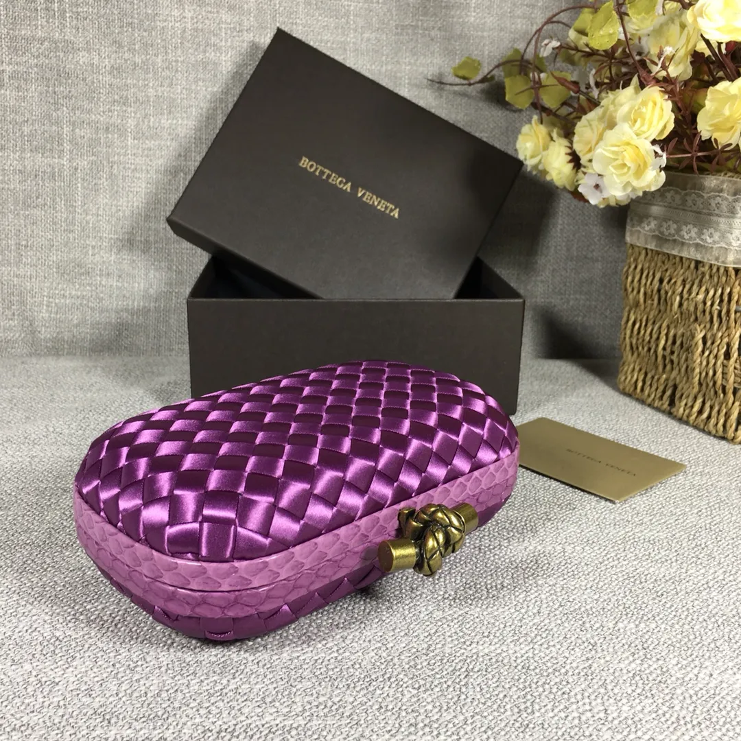 8651 Small Classic Dinner Bag ~~~Snake leather with ribbon ~~~Dense and slippery, not easy to fluff, can hold a small iPhone! Size: 16.5cm*10.5cm*6cm